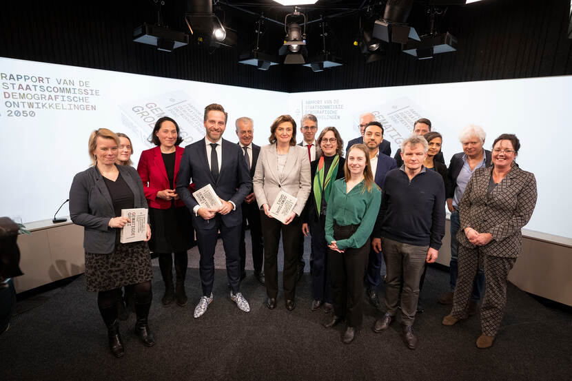 Groepsfoto Staatscommissie Demografische Ontwikkelingen 2050 tijdens persconferentie in Nieuwspoort op 15 januari 2050